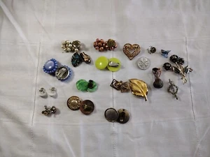 Vintage Modeschmuck Konvolut verschiedene Ohrclips und Pins Broschen - Bild 1 von 21