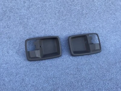 Par de molduras de manija de puerta interior izquierda derecha Isuzu Trooper II 1986-1991 GRIS OEM Foto 1 de 4