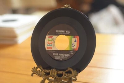 LOUIS ARMSTRONG 45RPM 7" RECORD "BLUEBERRY HILL" DECCA (30091) C1-219 - Image 1 of 4