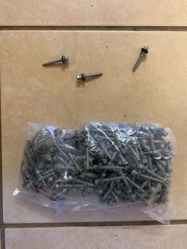 750 1 1/2 pulgadas Autoperforantes Agarre Tornillos Metal Techo Poste Granero Hoja de Acero Foto 1 de 1