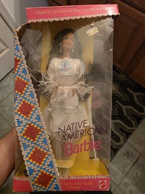 Barbie Años 90 DOTW Muñecas del Mundo Soporte de Exhibición Nativo Americano Indio Accesorio Foto 1 de 3