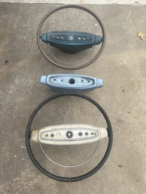 1968 Mustang Steering Wheels, Center Pads , Delux And Standard Foto 1 de 4