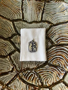 Colgante retirado James Avery St. Francis ama a los animales alimentando ciervos/pájaros ¡De colección! - Imagen 1 de 4