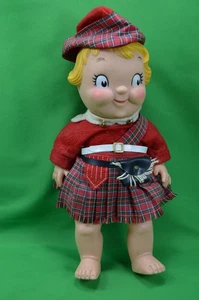 Bambola vintage Campbell's Kids zuppa modellata, vestito rosso a quadri con cappello, 10" - Foto 1 di 3