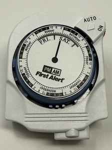 First Alert 7-Day Vacation Timer Automatic Lights On Off Model TM260 Plug In - Picture 1 of 3
