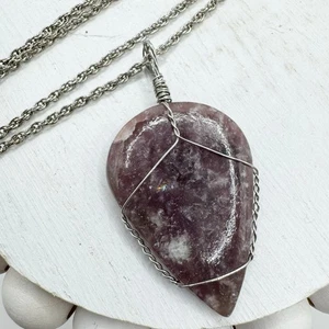 Collana con ciondolo a goccia avvolto in filo di pietra viola lepidolite bohemien 18" - Foto 1 di 10