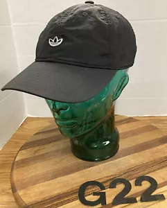 BONITO SOMBRERO DEPORTIVO ADIDAS NEGRO CORREA LIGERA AJUSTABLE EN MUY BUEN ESTADO G22 - Imagen 1 de 4