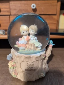Precious Moments Love Will Keep Us Together Schneekugel - Bild 1 von 6