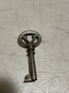 VINTAGE VICTOR VICTROLA PHONOGRAPH CABINET V-KEY OPEN BARREL NICKEL SKELETON KEY - Picture 1 of 10
