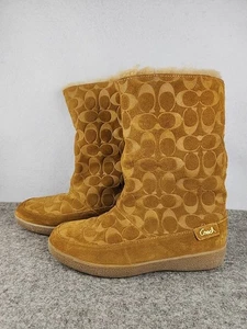 Botas Coach para mujer 8,5 B "Teri Camel" de gamuza forradas de piel de sherpa con logotipo en relieve  - Imagen 1 de 11
