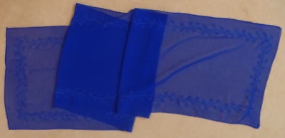 Bufanda sedosa bordada azul real vintage, 13,5" x 65", transparente, acabado crepé Foto 1 de 4
