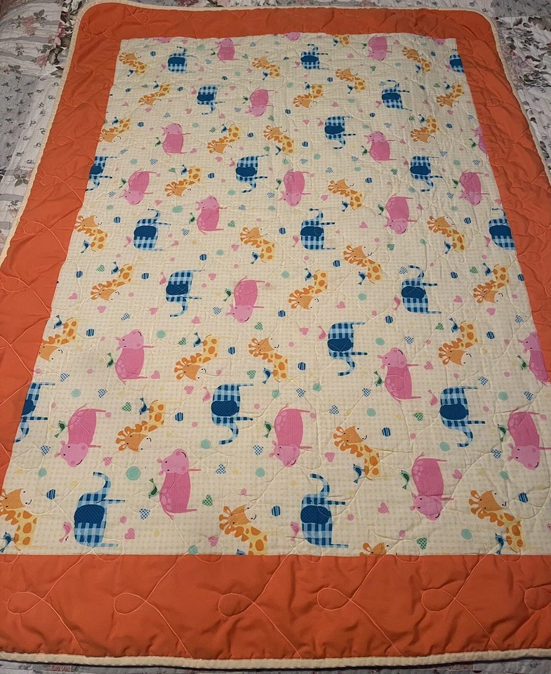 Colcha bebê laranja amarela girafa porcos elefantes pássaros 36”L X 48”L - Imagem 1 de 4