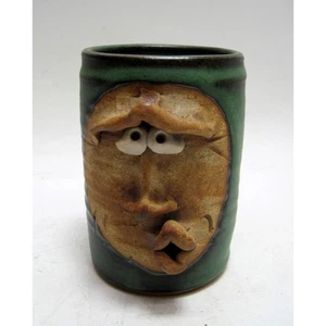 Vintage lustiges Gesicht Steinzeug Keramik Kaffeebecher signiert "D2" 4,75" hoch - Bild 1 von 4