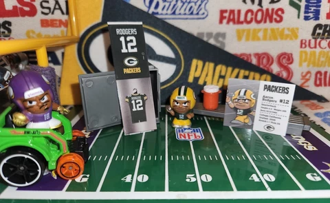 2020 NFL Silver Series 9 Teenymates GB Packers QB Aaron Rodgers figure/locker Cover