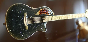 Vintage *:OVATION EMAILLIERTE GITARRE GESPRENKELT GRÜN AUF GOLDTON TAC/BROSCHE/PIN:* - Bild 1 von 7