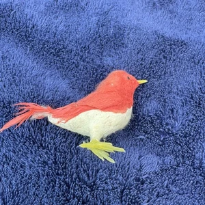 Vintage clip-on arancione floccato uccellino ornamento vera coda di piuma anni 70 80 Natale - Foto 1 di 3