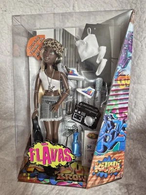 #C1962 Muñeca Flavas Kiyoni Marrón Afroamericana Falda Denim NRFB Mattel Foto 1 de 4