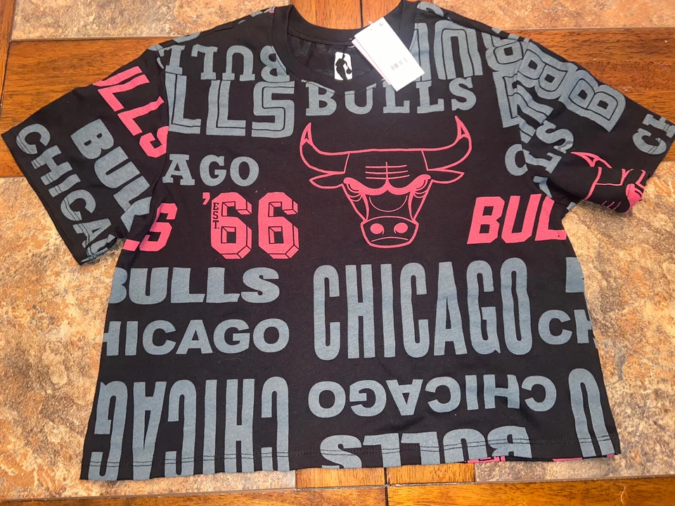 NBA Women's T shirt Cropped Short sleeve Graphic Chicago Bulls Size XS