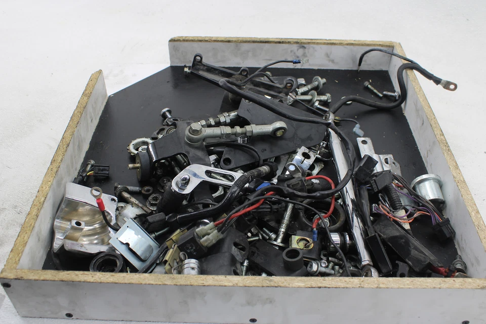 99-06 Harley Davidson Road Glide различные болты крепежные винты кронштейны - Изображение 1 из 4