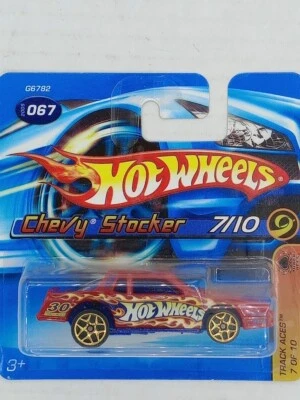 Tarjeta corta Hot Wheels #67 Track Aces 2005 7/10 Chevy Stocker roja con radios dorados 5Y Foto 1 de 3