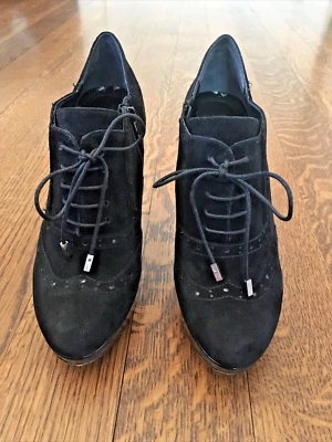 WHITE HOUSE BLACK MARKET Womens Ramsey Booties Heels Wing Tip, Black Suede, Sz 7 - Изображение 1 из 4