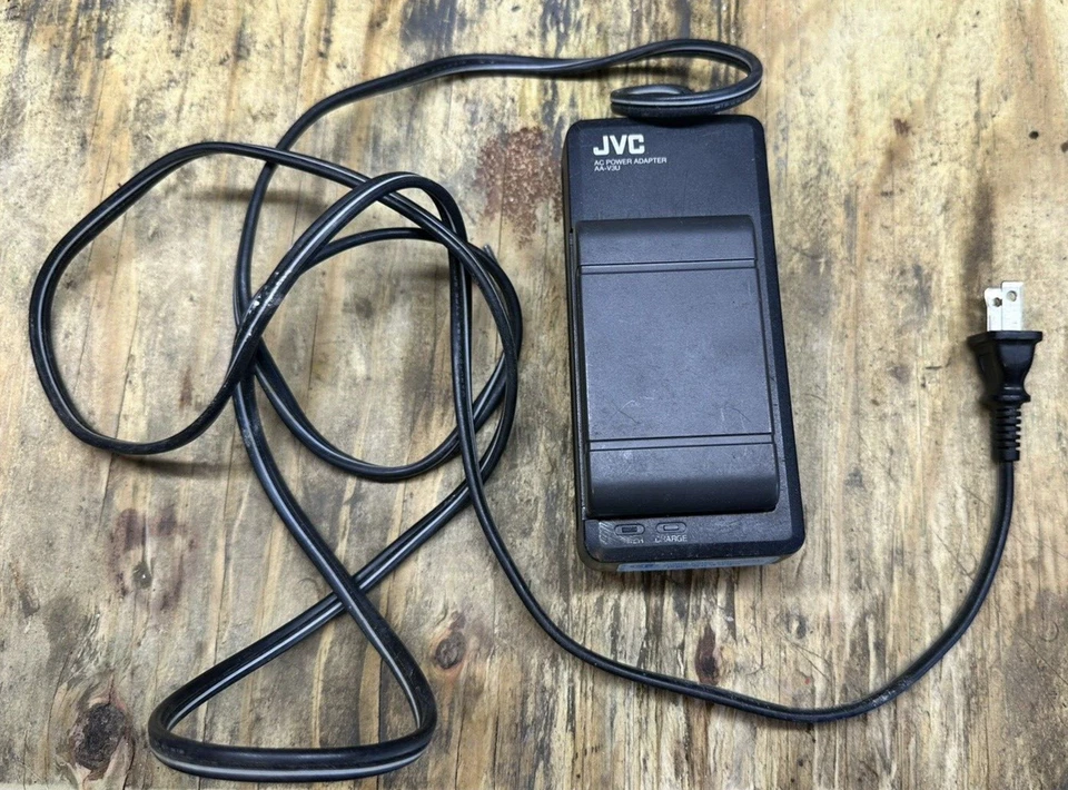 Adaptador de corriente alterna vintage JVC AA-V3U con batería para videocámara Foto 1 de 4