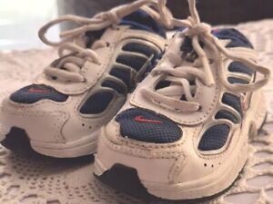 NIKE Infant Baby Shoes. Size US4 EU 19 UK3.5  11.8cm 6-12 Mths. Non-Marking Base