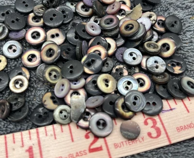 Antigua Miniatura Pequeña Tallada Madreperla Muñeca Bebé Ropa Botones Lote Foto 1 de 4