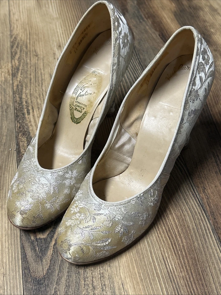 Tacones altos antiguos victorianos de principios de 1900 para mujer color marfil con brillo plateado Foto 1 de 4