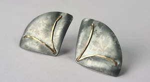 Holly Yashi Signed Niobium Fan Pierced Earrings - Picture 1 of 8