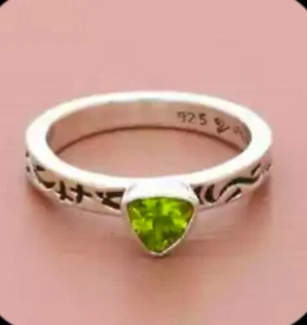 Silpada Sterling Silver Triangle Peridot Band. Size 6 - Picture 1 of 1