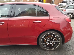 Carcasa puerta trasera izquierda mercedes clase a w177 a35 amg 2022 en rojo 993 - Imagen 1 de 13