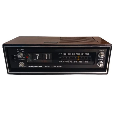 Vintage MAGNAVOX 1R1733 FLIP CLOCK AM/FM Radio & Alarm Radio Lighted Dials Works Cover