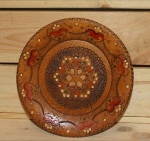 Vintage hand made pyrography wood wall hanging plate - Picture 1 of 7