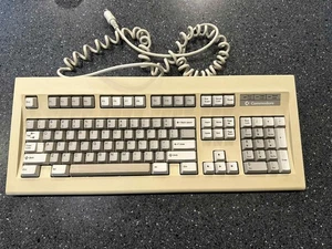 Klawiatura PC Vintage Commodore - początek lat 80-tych DZIAŁA! Needs Clean - DARMOWA WYSYŁKA! - Zdjęcie 1 z 8