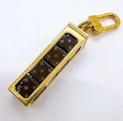 Berloque chaveiro dados LOUIS VUITTON supreme colaboração MP2072 usado - Imagem 1 de 4