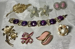 Konvolut Vintage Modeschmuck signiert, Broschen & mehr, Gold- & Silbertöne - Bild 1 von 6