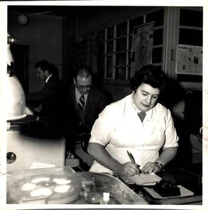 PHOTO DEP 41 / FACTEUR AU TRAVAIL POSTE DE BLOIS 1956 / N°2 - Picture 1 of 1