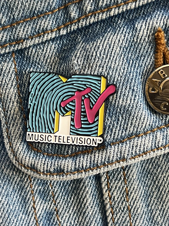 Prendedor MTV Retro Logo - Esmalte Azul, Amarillo y Rosa Foto 1 de 4
