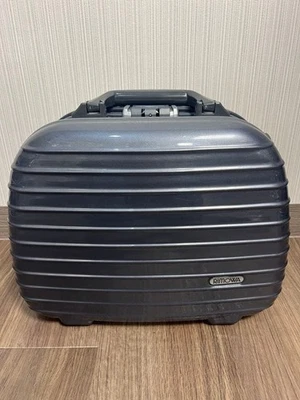 Rimowa Salsa Beauty Case Gray - Image 1 of 4