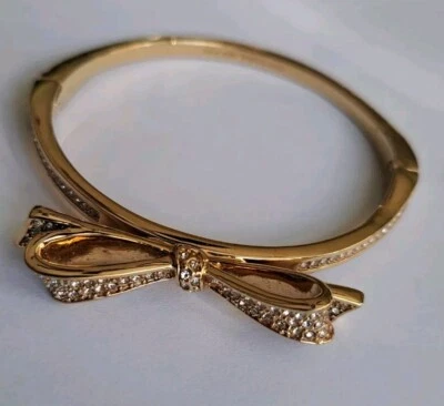 Brazalete Kate Spade NYC Love Notes arco bisagras placa de oro amarillo pavé cristales elegante Foto 1 de 4