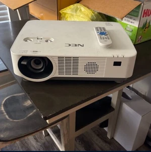 Projector W/ Screen - Picture 1 of 6