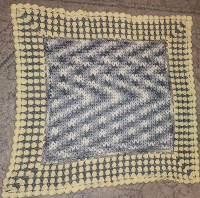 "Regazo/bebé afgano/manta/tiro gris azulado, blanco y amarillo hecho a mano 30""x27""" Foto 1 de 4