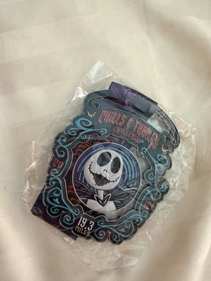 2024 Run Disney Halloween Medalla Maratón Escalofríos y Emociones Desafío Jack Foto 1 de 2