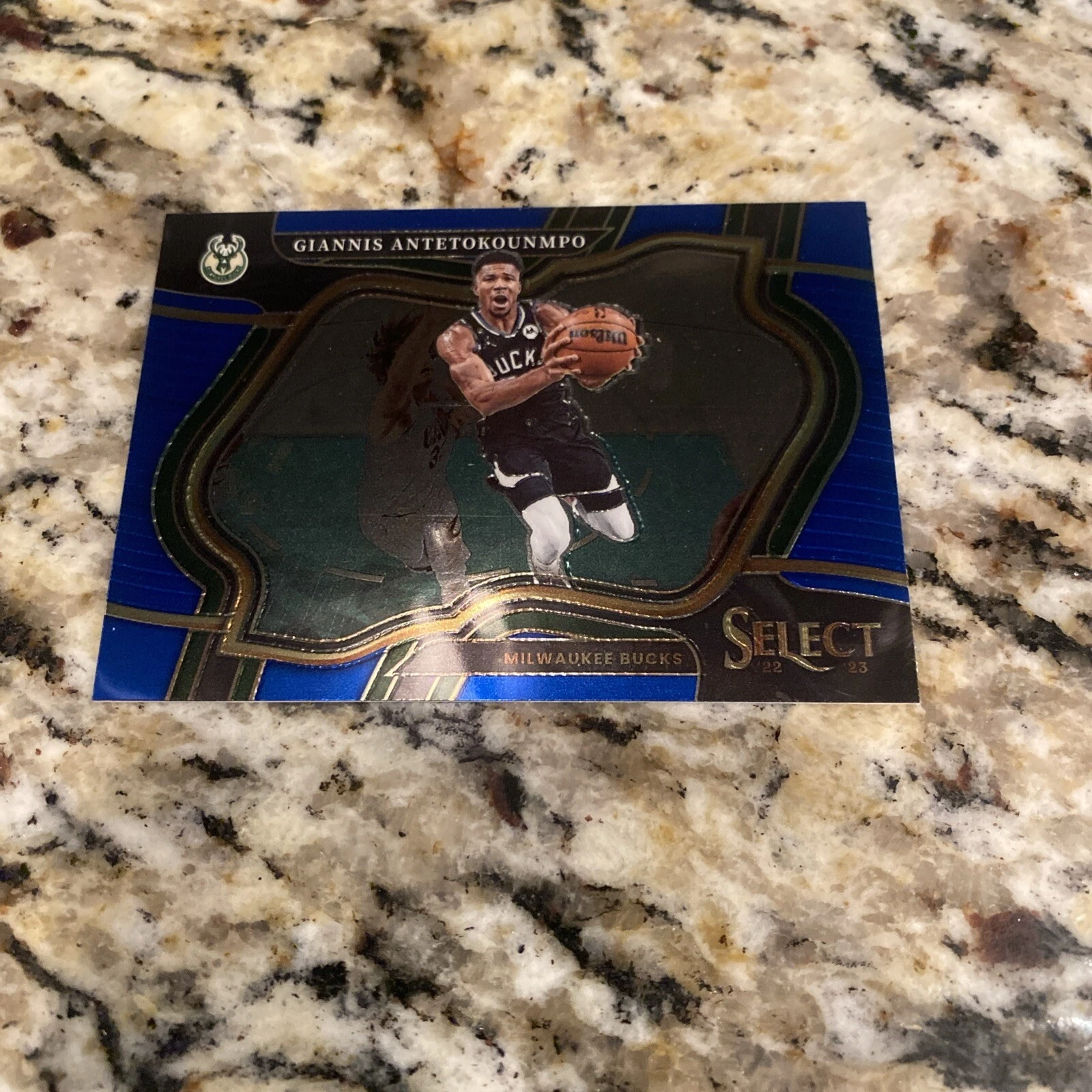 2022-23 Panini Select Giannis Antetokounmpo Courtside Blue Prizm Silver Bucks