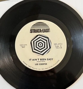 RARE NM! It Ain't Been Easy by Lee Cooper (1973 STRATA-EAST 45) SOUL - Imagen 1 de 2