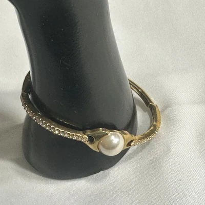 Avon Pearlessence Faux Pearl Stretch Bracelet Rhinestone Trim Gold Tone 2007 - Image 1 of 4