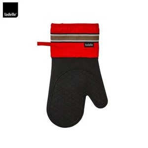 Professional Series Red Silicone Oven Mitt 18 x 33 cm by Ladelle - Imagen 1 de 2