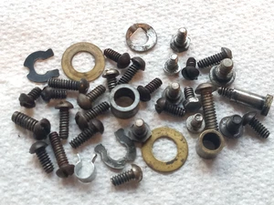 PREWAR LIONEL TRAIN 258 249E 261 262E 265E LOT OF 35+ SCREWS FASTENERS RETAINERS - Picture 1 of 10
