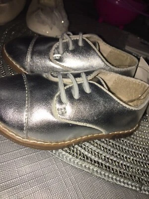 Zapatos Oxford/con cordones metálicos plateados talla 5 GAP para bebés/niñas pequeñas nuevos con etiquetas Foto 1 de 4